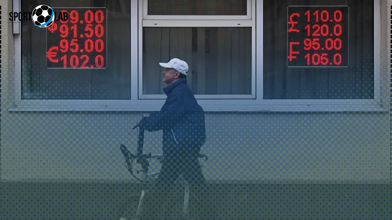 البنك المركزي الروسي يعزز قوة الروبل مقابل العملات الكبرى